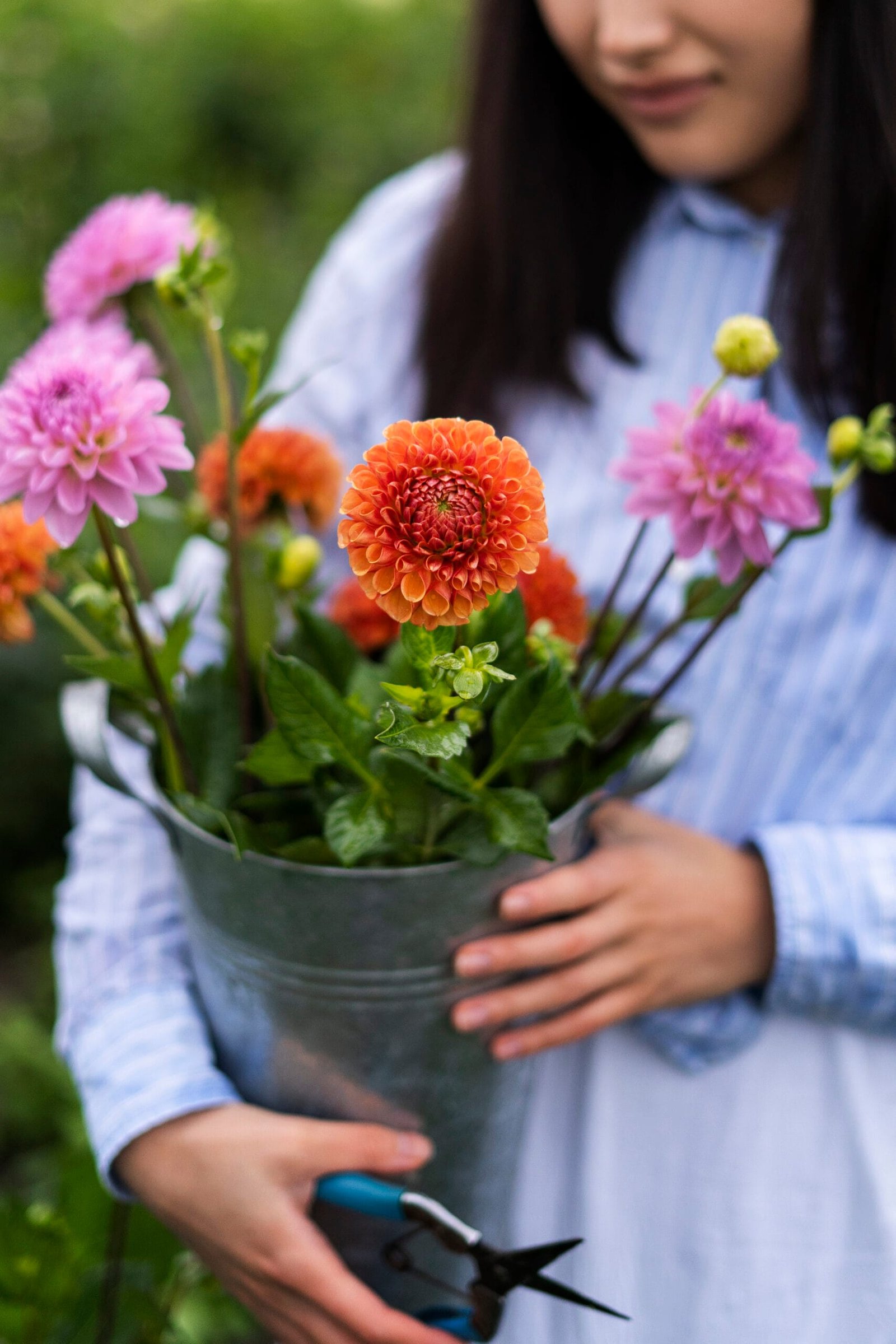 front-view-woman-holding-flowers